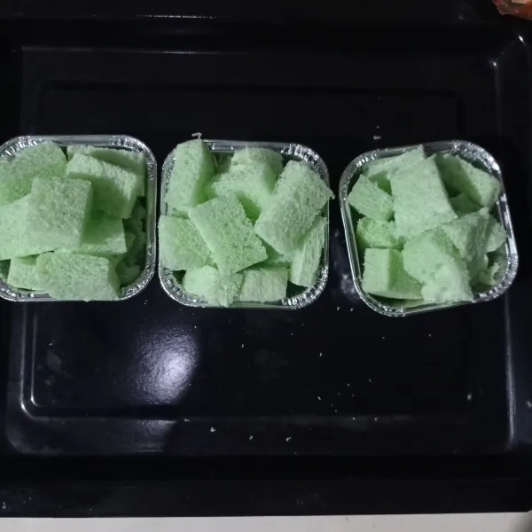 Potong kotak kecil roti tawar, lalu tata pada alumunium foil cup