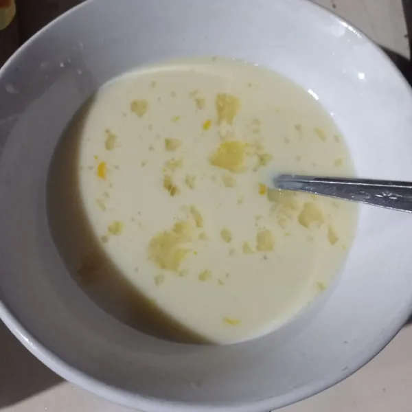 Masukan susu cair, telur, pasta vanila, gula pasir kedalam mangkok aduk rata