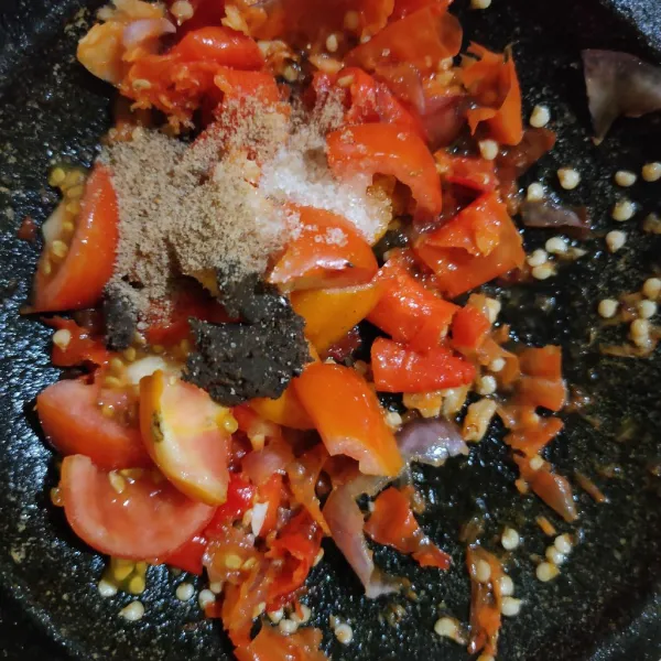 Masukkan tomat, terasi, kaldu bubuk dan gula pasir. Ulek, tes rasa.