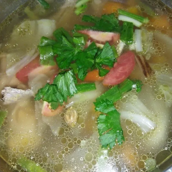 Masukkan kol, aduk rata, tambahkan daun bawang bagian hijaunya, seledri dan tomat, aduk rata, angkat lalu sajikan.