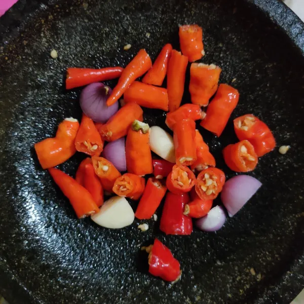 Ulek cabe, bawang merah dan bawang putih.