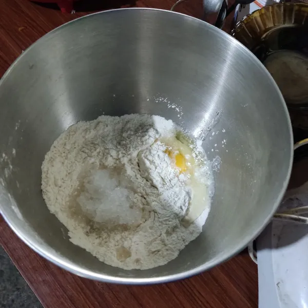 Masukkan telur dan air, Ulen Hingga kalis