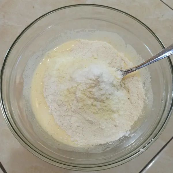 Masukkan air, tepung terigu, susu bubuk, baking soda, baking powder, dan garam, aduk rata