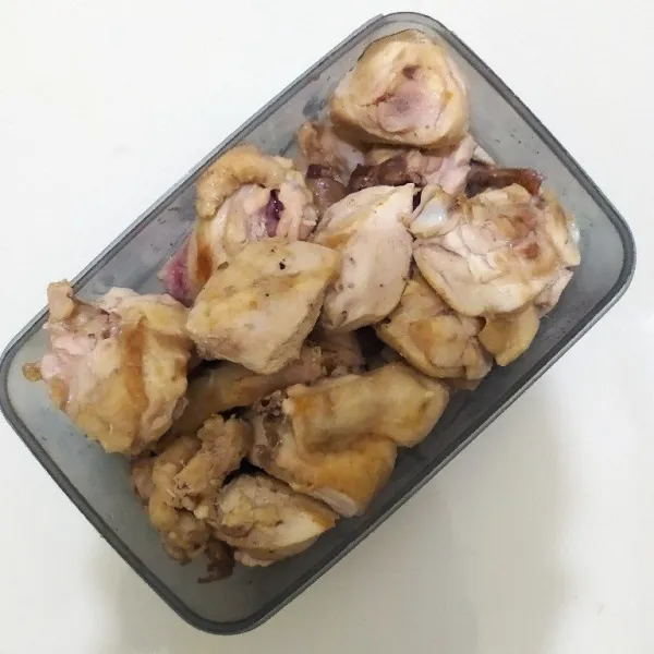 Bersihkan ayam, kucuri jeruk nipis lalu goreng sebentar.