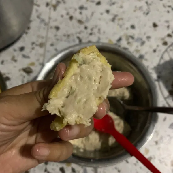 Belah tengah tahu goreng, isi dengan adonan.