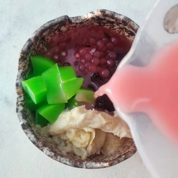 Kemudian siram dengan kuah susu, aduk rata dan sajikan.