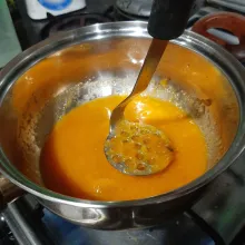 Nyalakan kompor dan aduk sambil di tekan tekan campuran mangga,