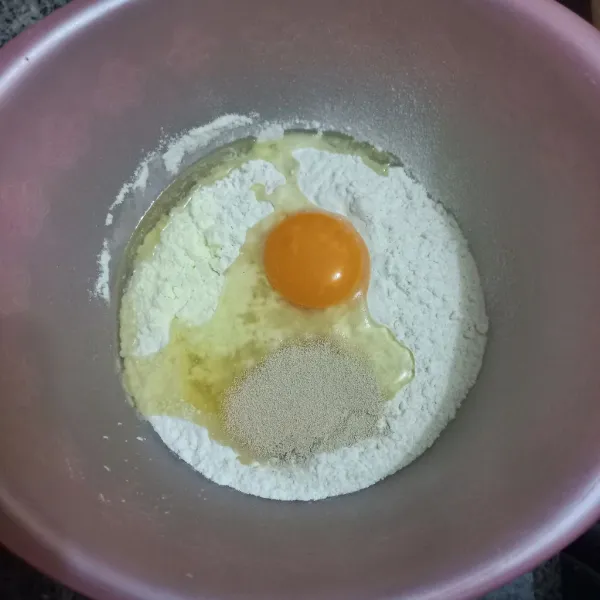Dalam wadah campur tepung terigu, gula pasir, ragi instan, telur ayam, susu cair dan susu bubuk, aduk rata