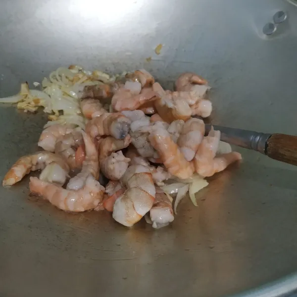 Tambahkan udang, masak hingga udang matang.