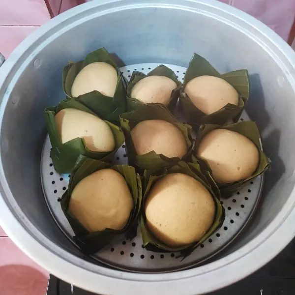 Kukus selama 25-30 menit. Tes tusuk untuk mengecek kematangan.
Sajikan dengan taburan kelapa parut yang sudah dikukus.