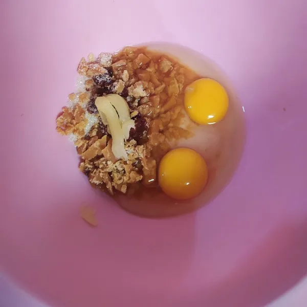 Sisir gula merah lalu masukkan ke dalam wadah. Masukkan juga gula pasir, telur, Dan SP.