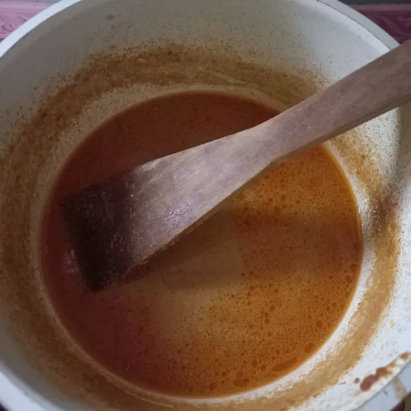 Tambahkan air, cuka beras, dan garam, aduk hingga rata dan mengental. Kemudian disiram di atas sayuran, dan taburi dengan kacang tanah goreng di atasnya. Siap disajikan.