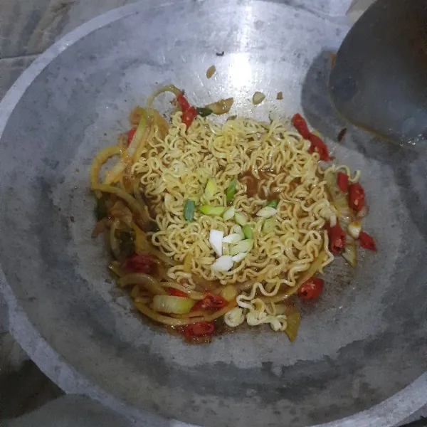 Masak mie goreng sampai air dan bumbu meresap. Mie goreng nyemek siap disajikan.