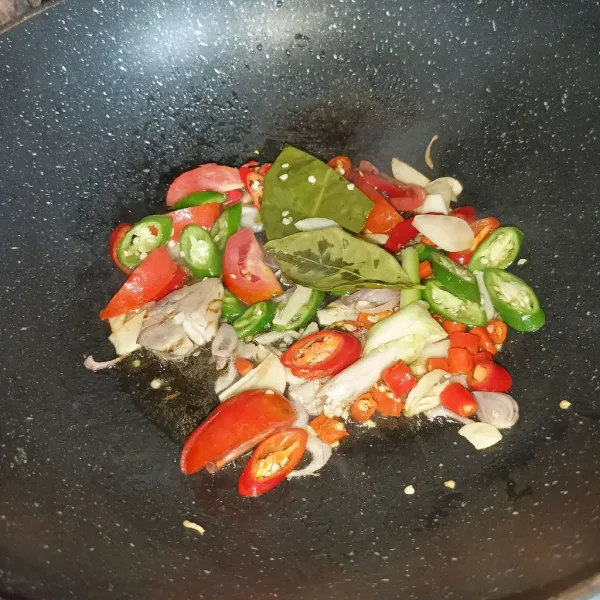 Masukkan cabai merah, cabai hijau, cabai rawit dan tomat, tumis sebentar sampai sedikit layu.