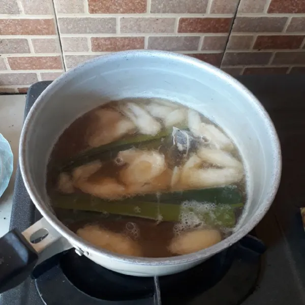 Tambahkan gula dan teh, rebus hingga berubah warna dan gula larut.