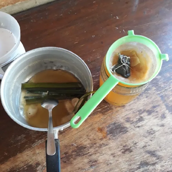 Diamkan hingga hangat kuku, saring.