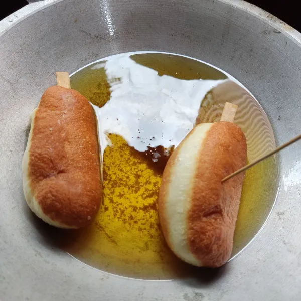 Goreng satu kali balik, biarkan dingin. Setelah dingin oles dengan butter cream dan taburi meses