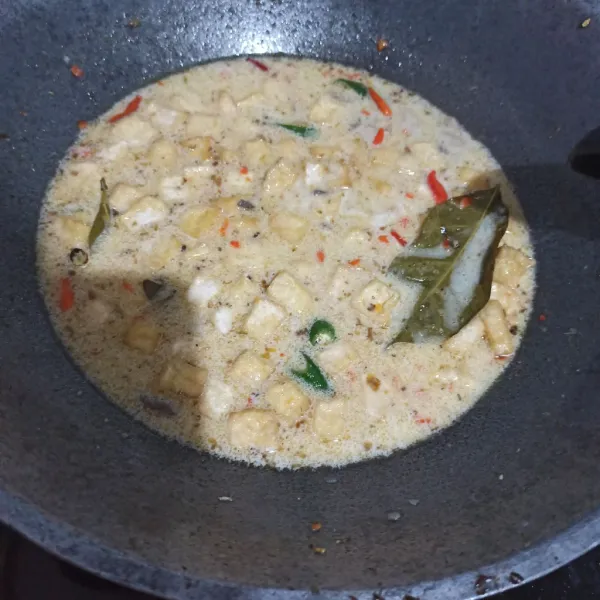 Masukkan santan, kaldu bubuk, garam, gula, lada bubuk, aduk. Untuk manis asinnya sesuaikan saja ya