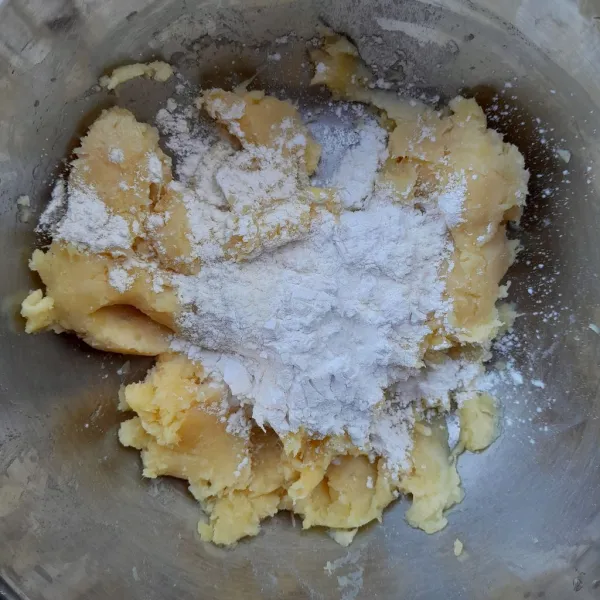 Masukkan tepung terigu,tepung tapioka dan garam. Aduk hingga tercampur rata.