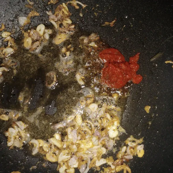 Lalu masukkan cabe merah, cabe rawit serta bawang merah dan bawang putih yang sudah dihaluskan