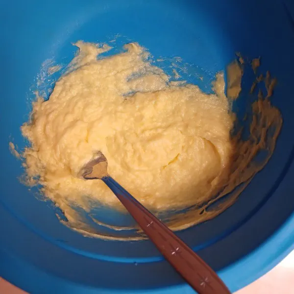 Campurkan susu kental manis dan margarin, aduk hingga rata