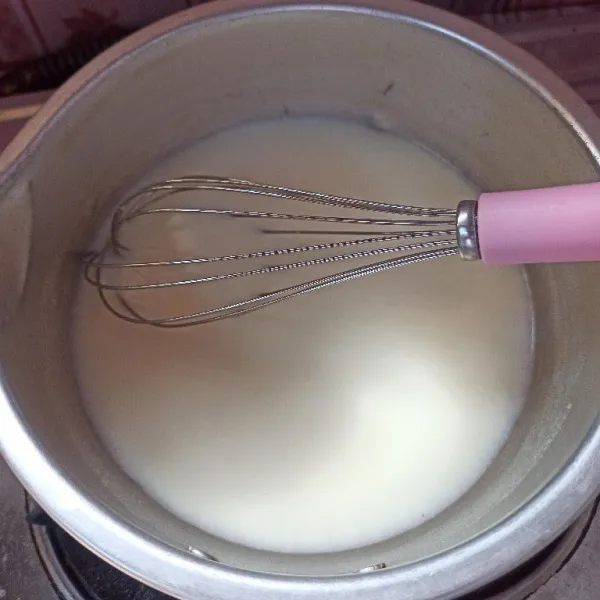 Campur air, susu bubuk, kental manis dan air aduk dan masak hingga mendidih dengan api kecil.