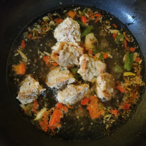 Masukkan tahu walik, aduk rata.
