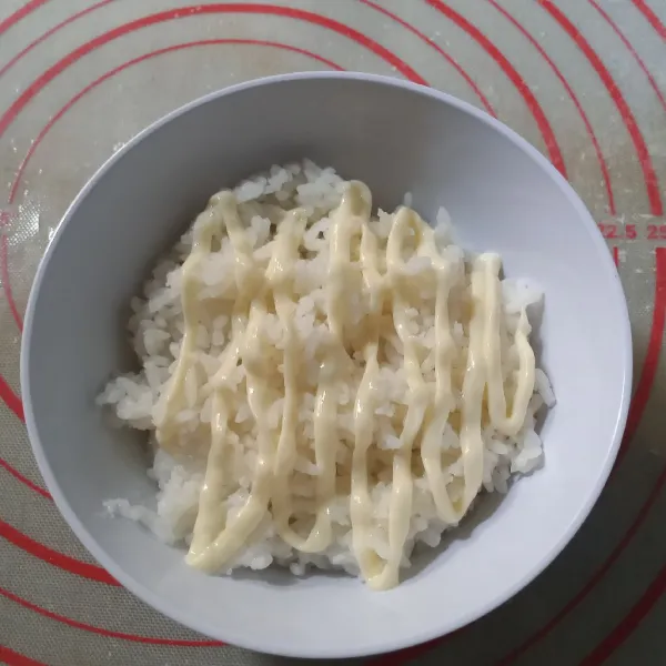 Siapkan nasi panas dalam mangkok. Semprotkan mayonaise diatasnya.
