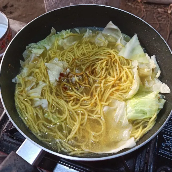 Masukkan garam, kaldu jamur dan kecap manis, aduk rata, koreksi rasa