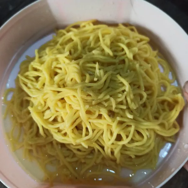 Cuci bersih mie kuning, tiriskan