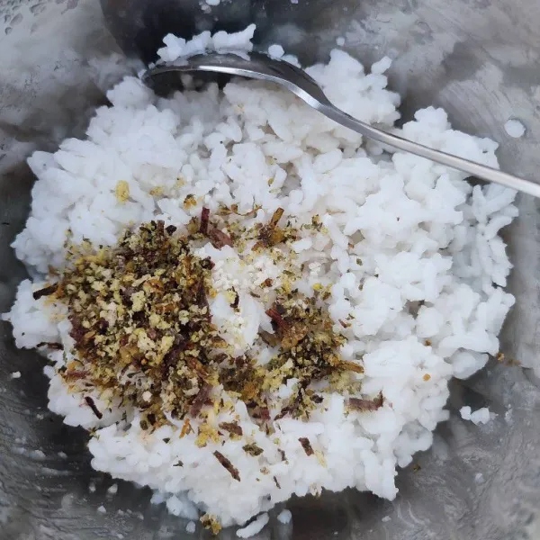 Campur nasi putih, garam, merica bubuk, kaldu jamur dan bon nori. Aduk hingga tercampur rata.
