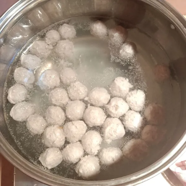 Setelah semua adonan habis dibulatkan. Hidupkan kembali kompor dan masak hingga mengapung dan sesekali diaduk. Bakso siap disajikan sesuai selera.