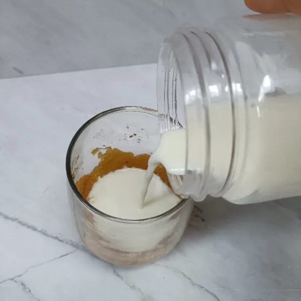 Tambahkan susu cair.