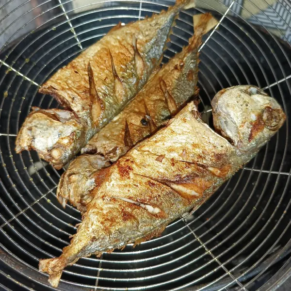 Kemudian goreng ikan sampai matang, angkat dan tiriskan.