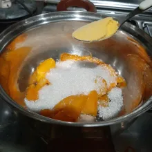 Masukan mangga, gula pasir dan bubuk mangga ke dalam panci,