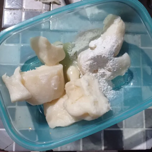 Masukan tape, tepung pisang goreng, dan susu kental manis. Aduk sampai tercampur rata.