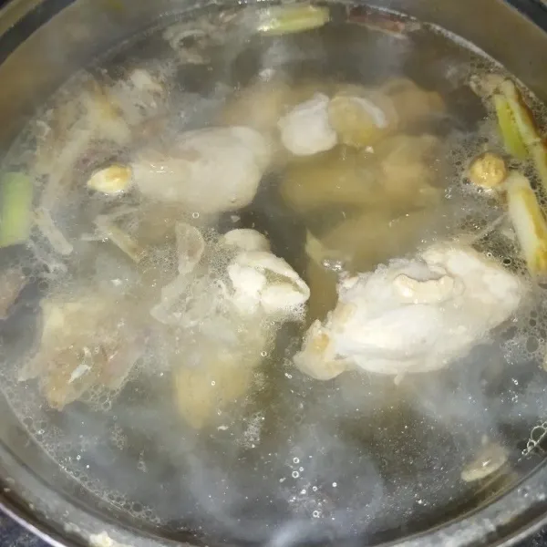 Masak air hingga mendidih, lalu masukkan daging ayam beserta bumbu yang tadi ditumis, biji pala dan kapulaga, masak hingga daging ayamnya mulai empuk.