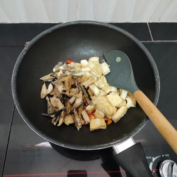 Setelah itu masukkan ikan pindang dan tahu. Aduk rata.