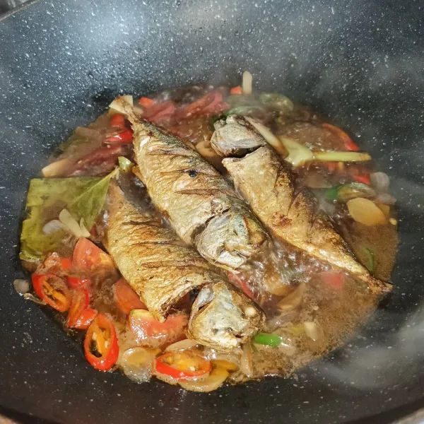 Setelah mendidih masukkan ikan kembung goreng dan masak sampai meresap.