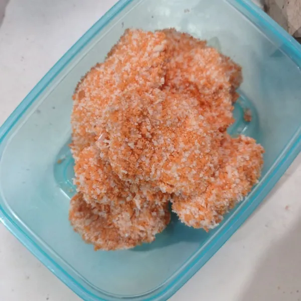 Gulingkan ke tepung panir, tekan tekan sampai menempel