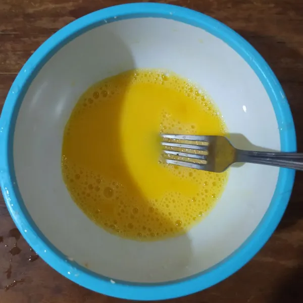 Kocok telur.