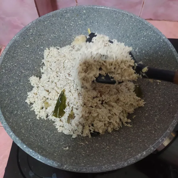 Setelah agak kering, koreksi rasa. Siap untuk dijadikan isian kue basah.