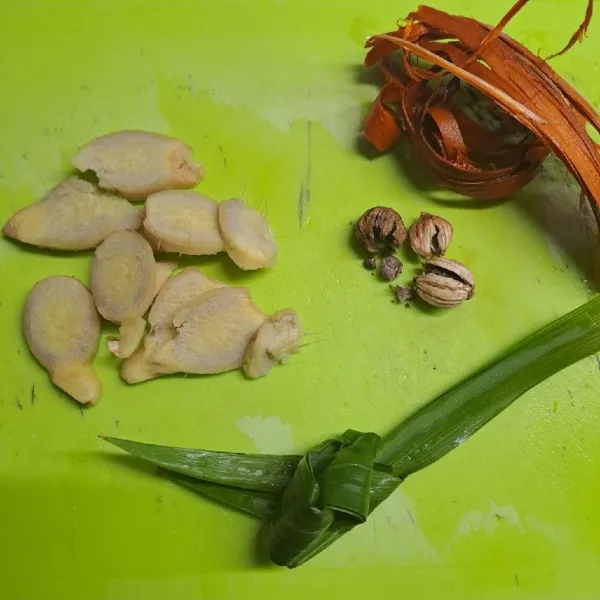 Kupas dan iris tipis jahe. Buka kapulaga sampe isinya terbuka. Simpulkan daun pandan. Cuci kayu secang dan ketumbar.