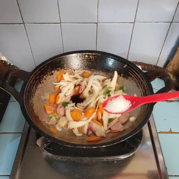 Tambahkan saus tiram, garam, gula dan lada bubuk. Aduk kembali hingga tercampur rata.
