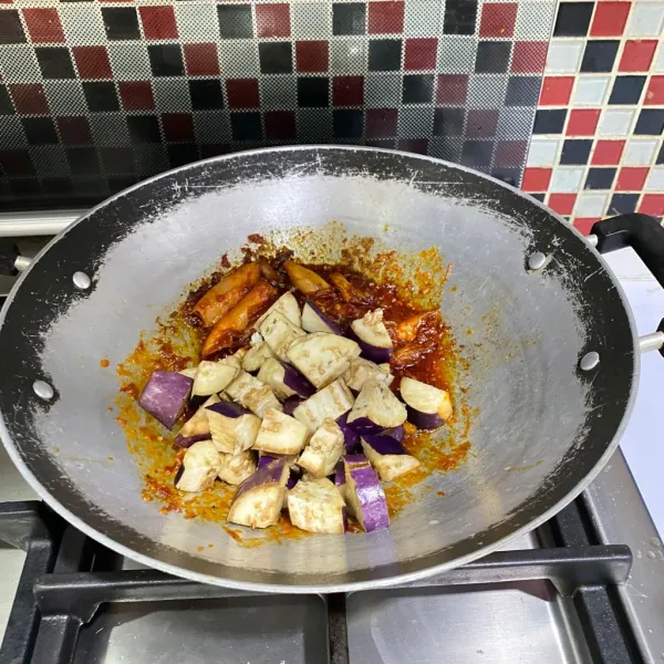 Masukkan irisan terong ungu