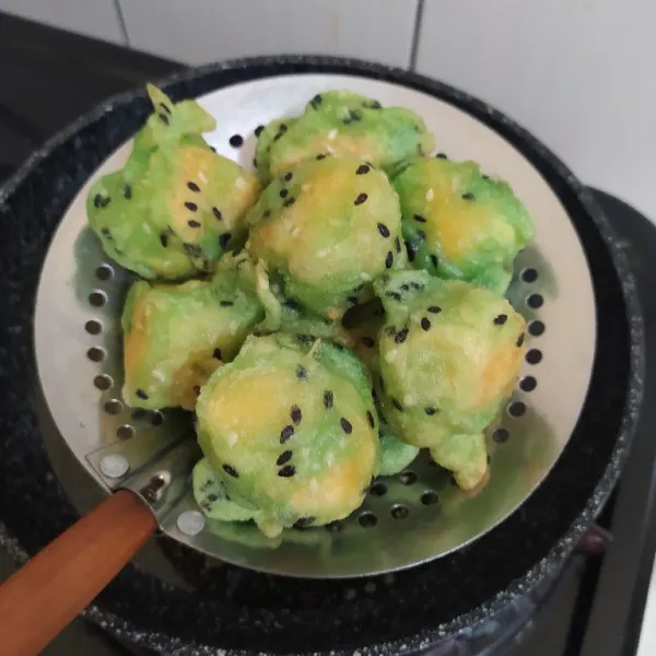 Celupkan bola-bola tape kedalam pasta pandan lalu goreng