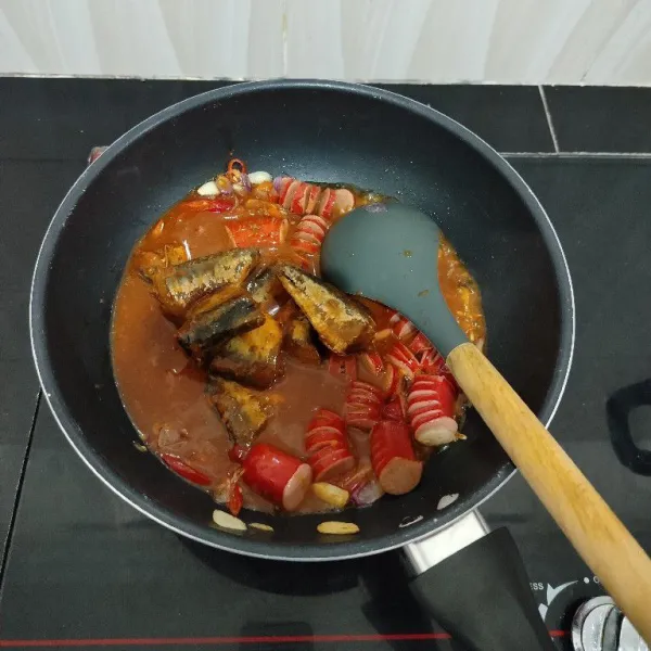 Setelah itu masukkan ikan sarden. Aduk rata perlahan.