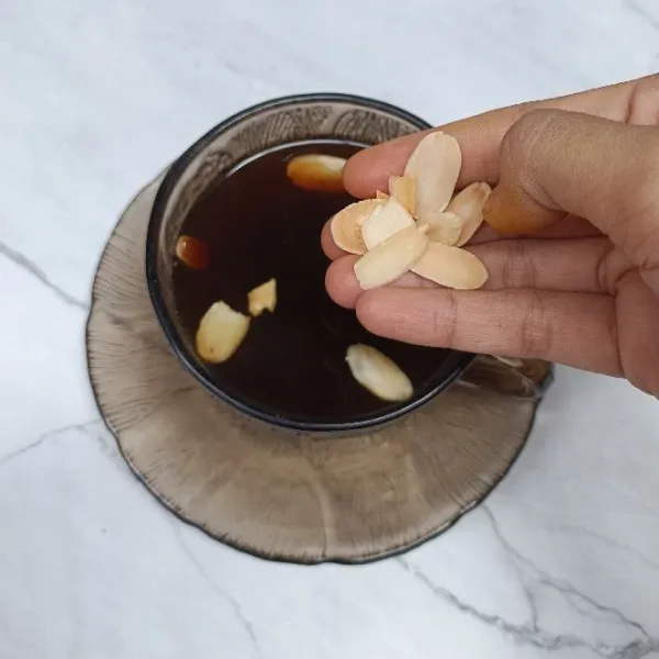 Masukkan almond.