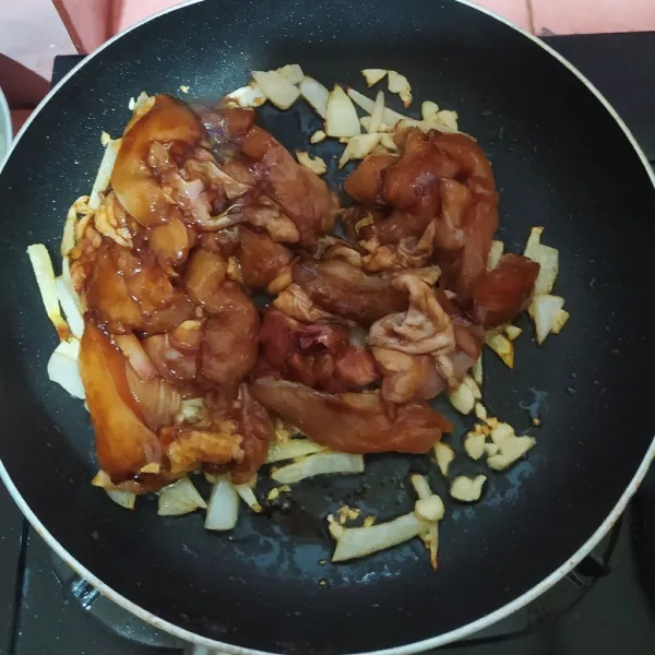 Masukkan ayam yang sudah dimarinasi, oseng sampai matang.