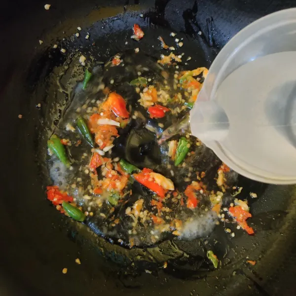 Masukkan air, kaldu bubuk, lada bubuk dan gula pasir. Masak hingga mendidih, tes rasa.
